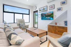 Spacious 2-Bed Apartment near Lygon St Shops